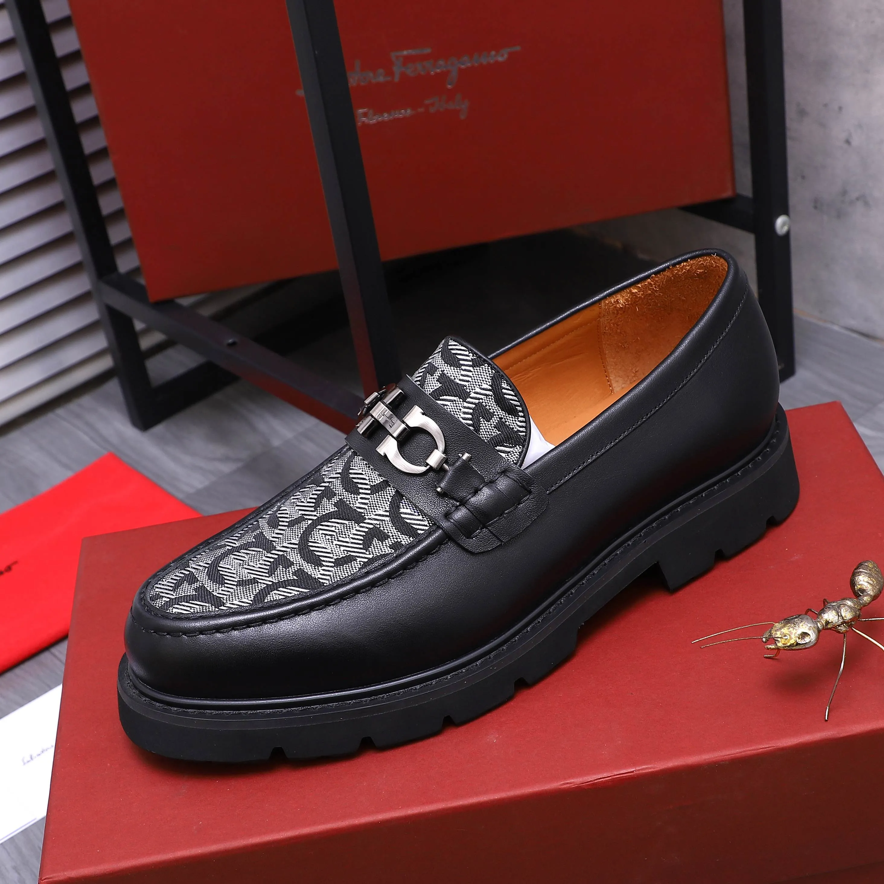 Men's shoes 💰680 Product trademark: Ferragamo " Ferragamo ] Business slip-on leather shoes Regular size: 39-44 (45 is custom-made and non-returnable) Product materials: Selected cowhide stitching woven upper, cowhide lining, original outsole